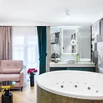 Golden Queen Deluxe Jacuzzi - Old Town Krakow