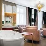 Golden Queen Deluxe Jacuzzi - Old Town Krakow
