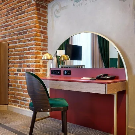 Golden Queen Deluxe Jacuzzi - Old Town Apart-hotel 4*