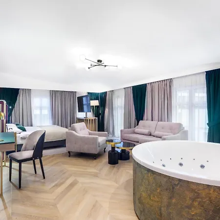 Golden Queen Deluxe Jacuzzi - Old Town 4*
