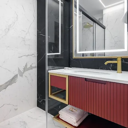 Golden Queen Deluxe Jacuzzi - Old Town