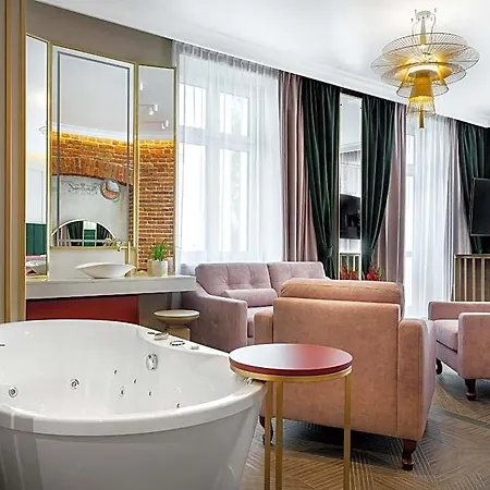 Golden Queen Deluxe Jacuzzi - Old Town Krakow