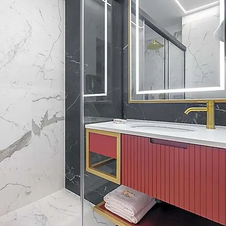 Golden Queen Deluxe Jacuzzi - Old Town Aparthotel 4*