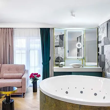 Golden Queen Deluxe Jacuzzi - Old Town Aparthotel 4*
