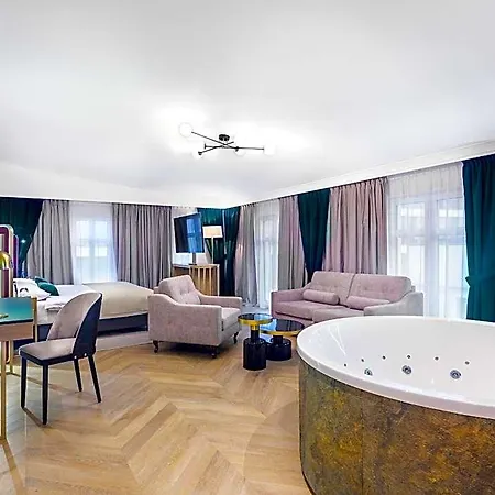 Golden Queen Deluxe Jacuzzi - Old Town