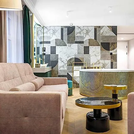 Golden Queen Deluxe Jacuzzi - Old Town Aparthotel 4*