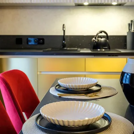 Golden Queen Deluxe Jacuzzi - Old Town